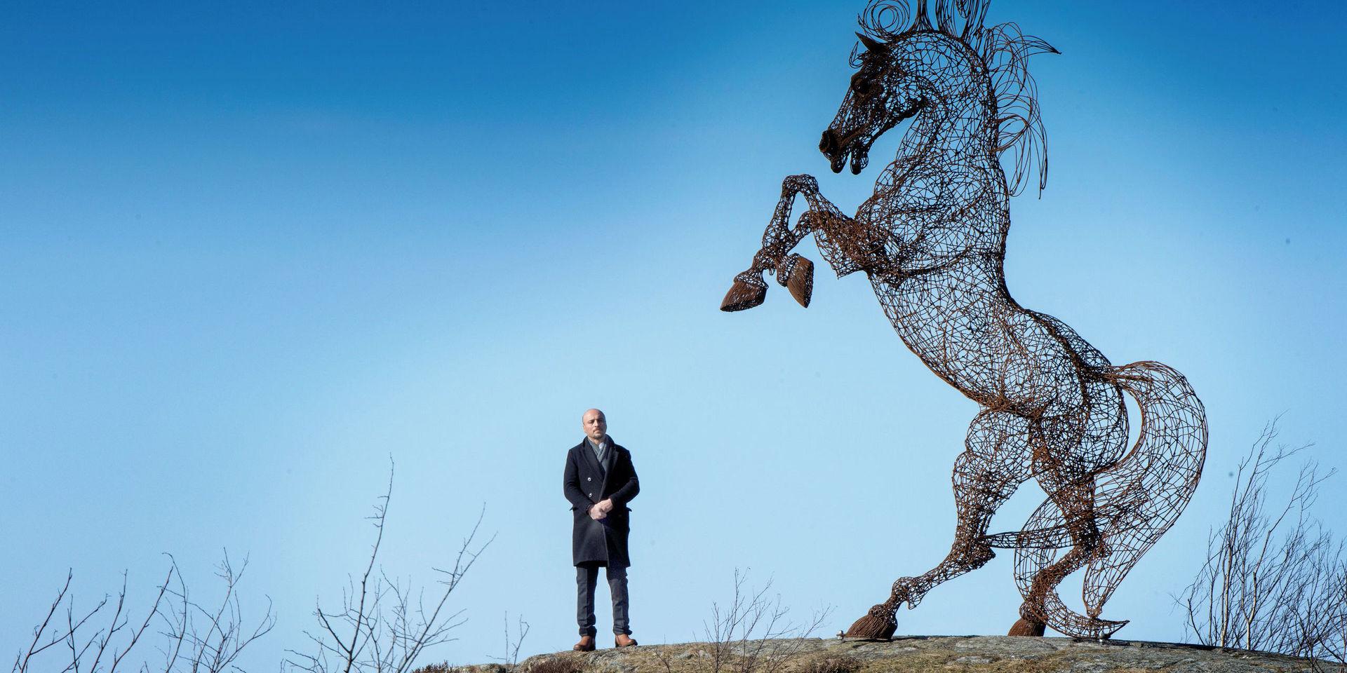 Skulptören Mohannad Soleman bredvid sitt verk uppe på Hästepallarna. Skulpturen heter Syrisk häst och är en fem meter hög skulptur i 6mm järn
