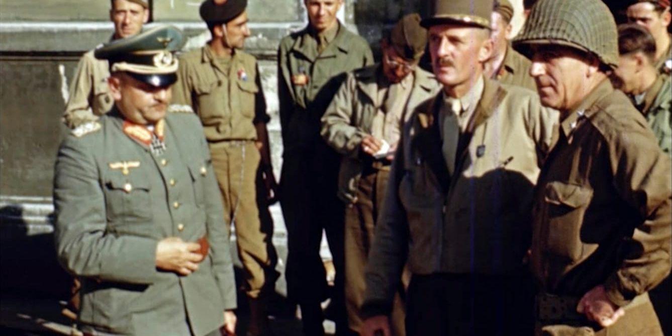 General Phillippe Leclerc, andra till höger, står med en tillfångatagen tysk officer på sin vänstra sida, efter befrielsen av Paris, augusti 1944