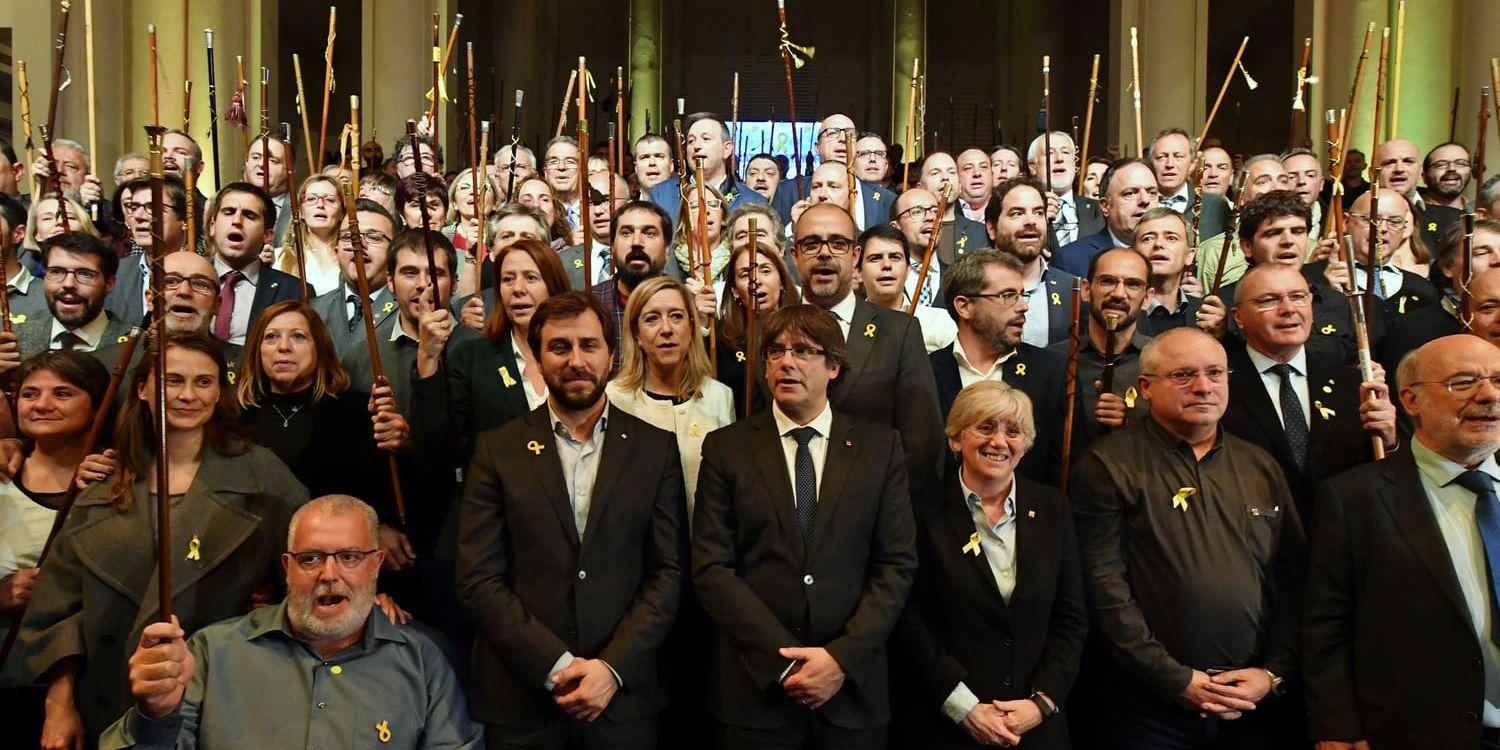 Kataloniens expresident Carles Puigdemont, omgiven av borgmästare från Katalonien som rest till Bryssel för att ge honom sitt stöd.