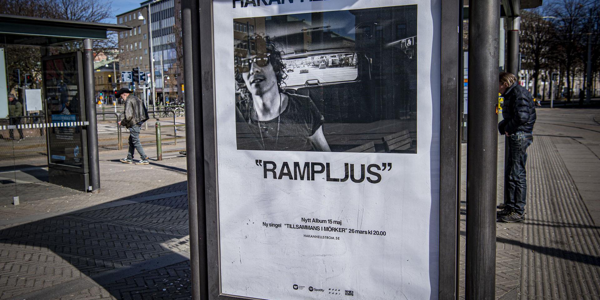 Håkan Hellström släpper nytt album enligt en affisch på en hållplats vid Järntorget.