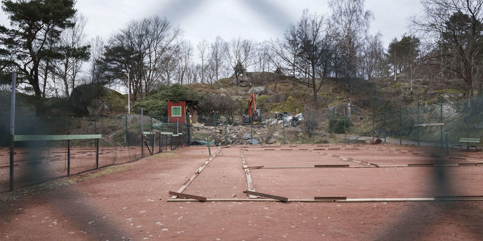 Uddevalla tennisklubb beslutade att riva den gamla anläggningen på Kålgårdsberget. 