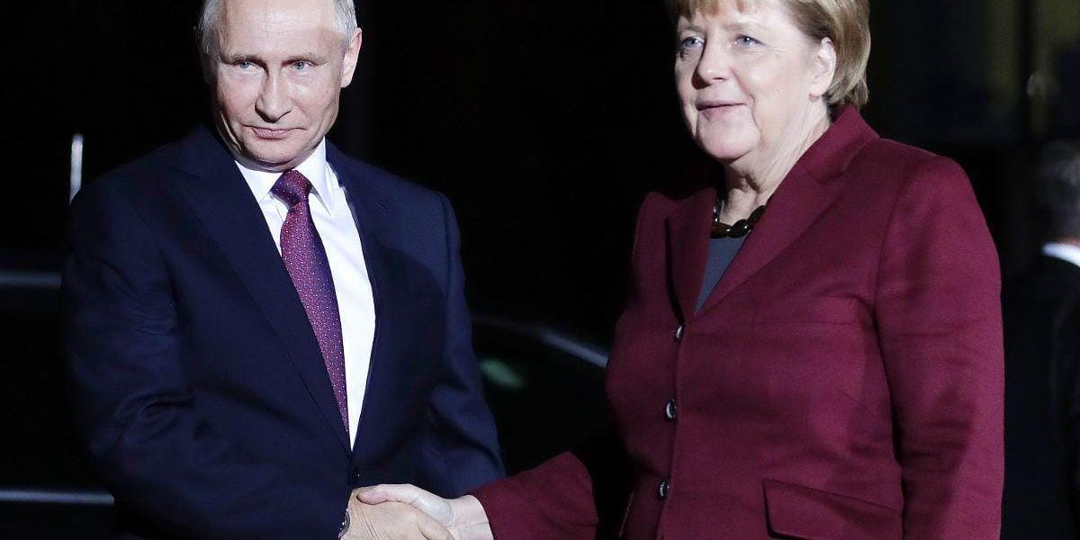 Svala relationer. Angela Merkel rustar upp försvaret som reaktion på Vladimir Putins aggressiva politik.