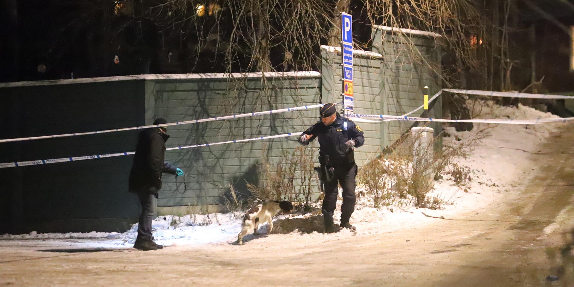 Polis vid platsen i Stuvsta där en man i ett fordon sköts på onsdagskvällen.