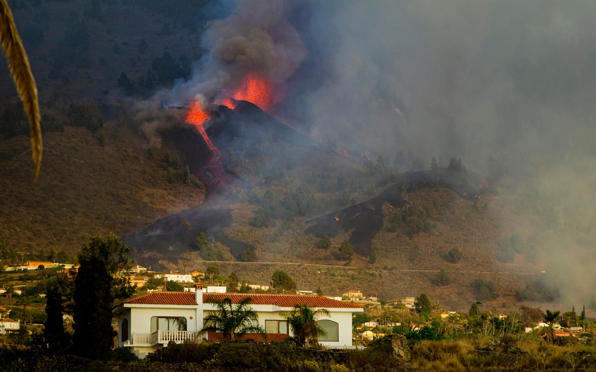 Lava strömmar ner för vulkanen under dagen för utbrottet den 19 september.