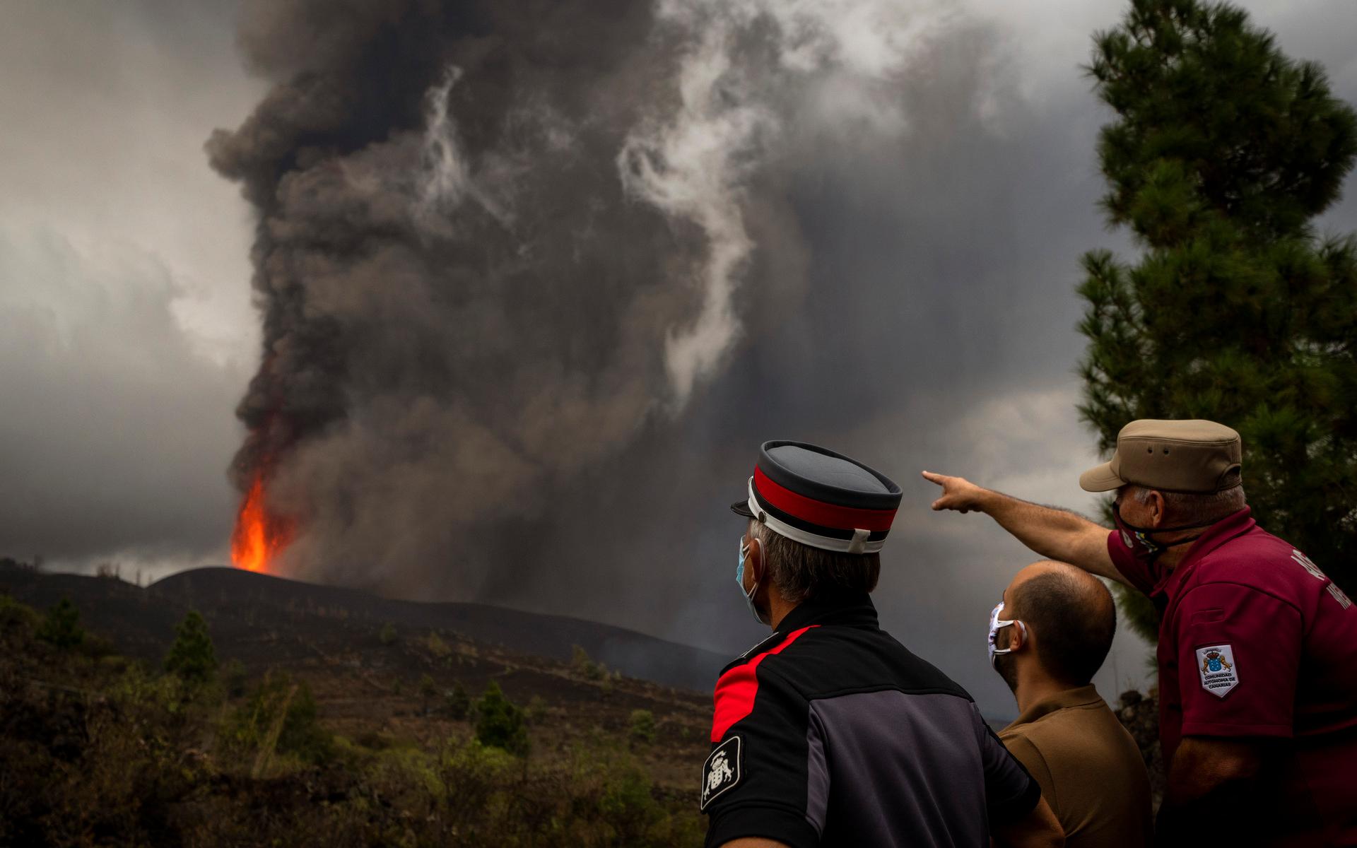 Räddningspersonal har spärrat av stora områden kring vulkanen för att hindra nyfikna människor från att komma för nära. 