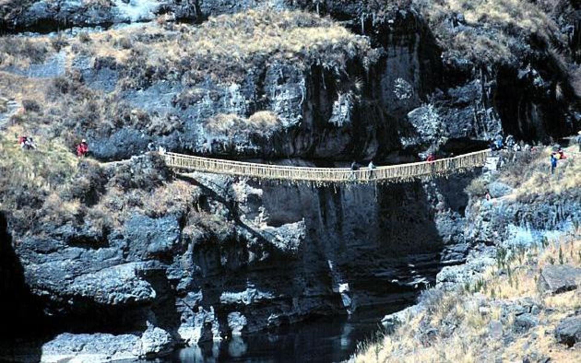 Repbron Q’eswachaca i Peru. Den 28 meter långa bron är den enda kvarvarande i ett större brosystem som skapades av Inkafolket. Bron byggs som ny varje år.