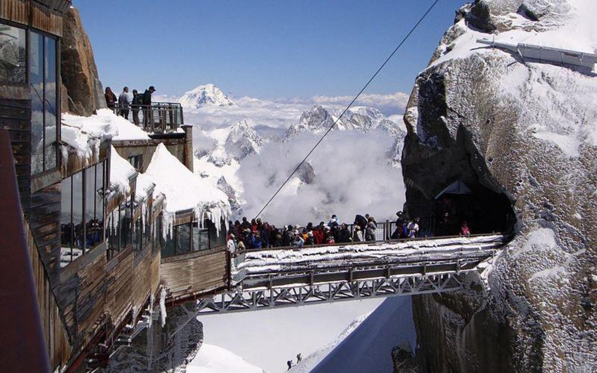 Aiguille du Midi i franska Alperna är byggd 3 842 meter över havet.