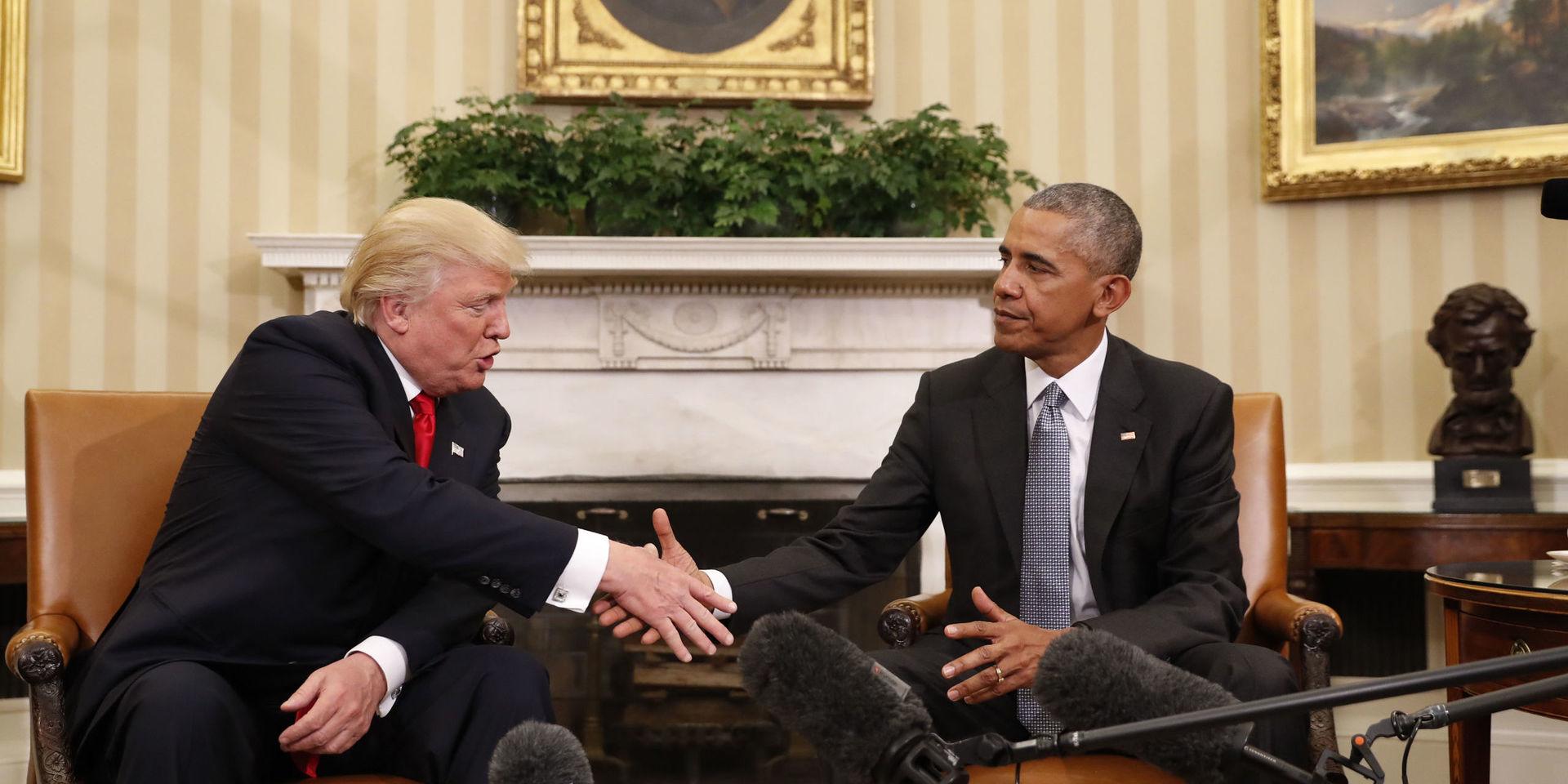 Den då tillträdande presidenten Donald Trump skakar hand med den avgående Barack Obama. Fotot är taget i Vita huset några dagar efter valet i november 2016. 