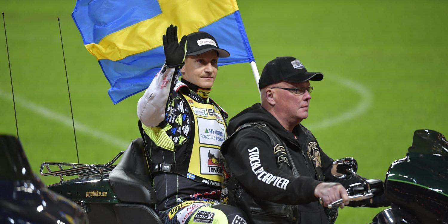 Sveriges Fredrik Lindgren hälsar på publiken inför GP-tävlingen på Friends arena. Arkivbild.