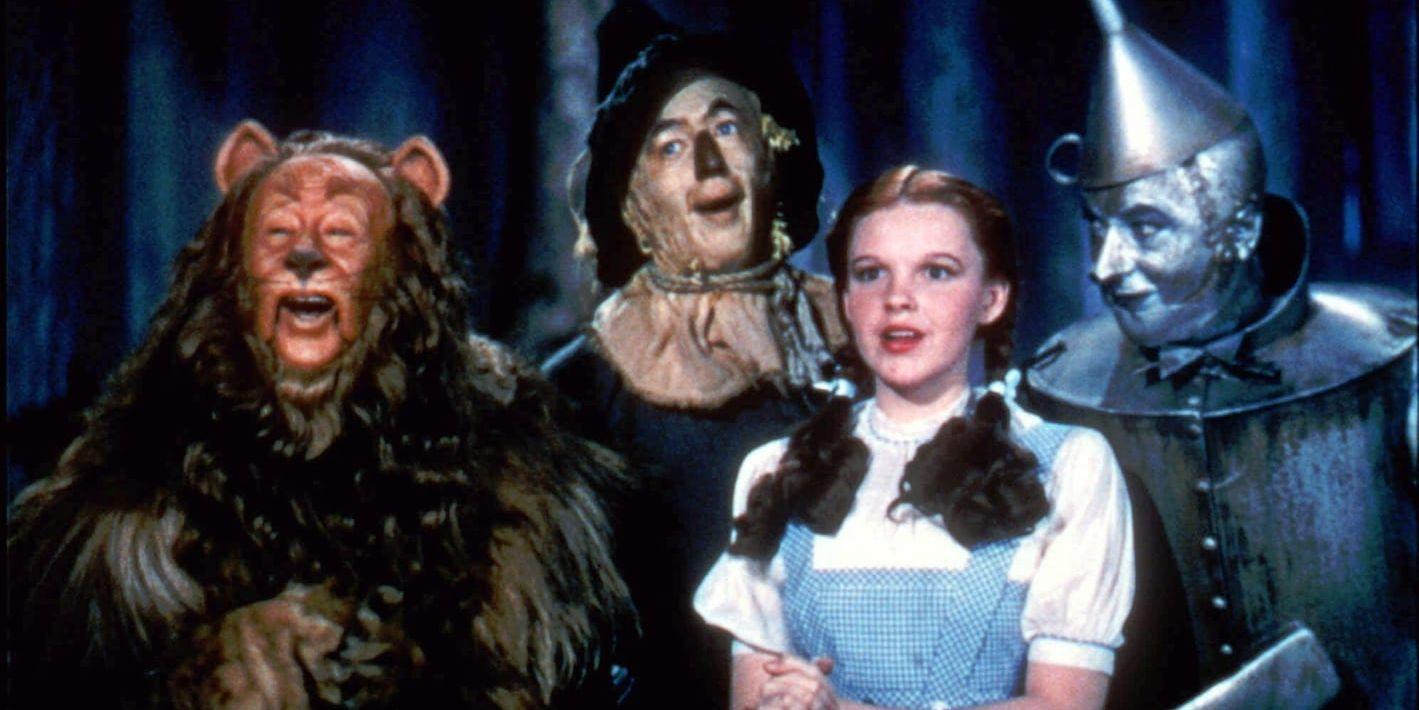 Det fega lejonet, fågelskrämman och plåtmannen blir Dorothys vänner i det magiska landet Oz. Arkivbild.