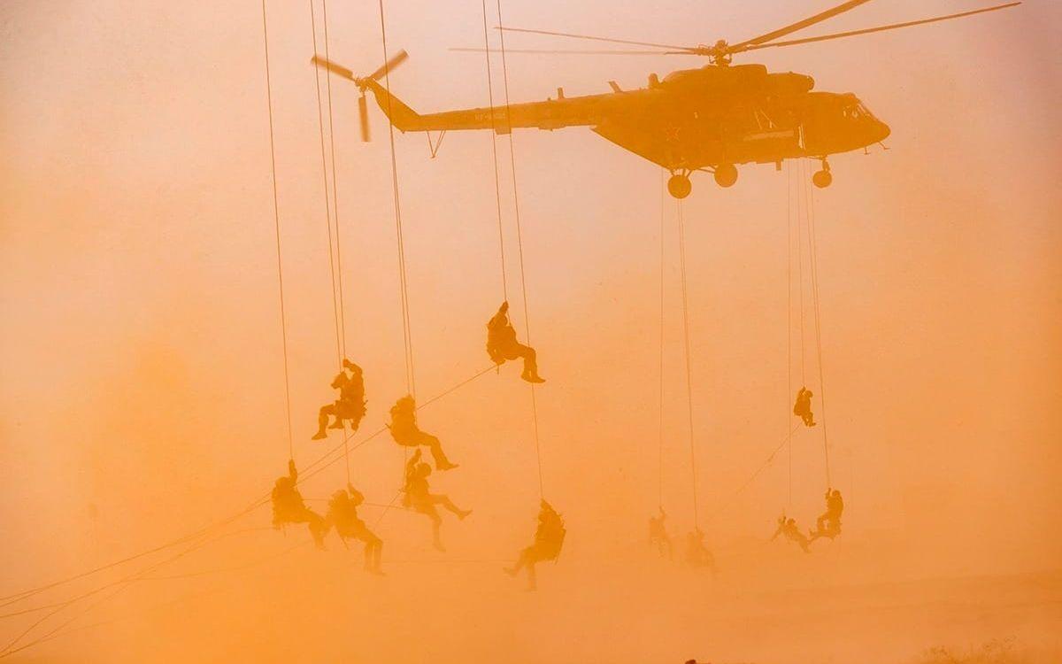 Tills Sverige är fullvärdig medlem i Nato finns en ökad hotbild. På bilden ryska fallskärmsjägare under övning 2020.