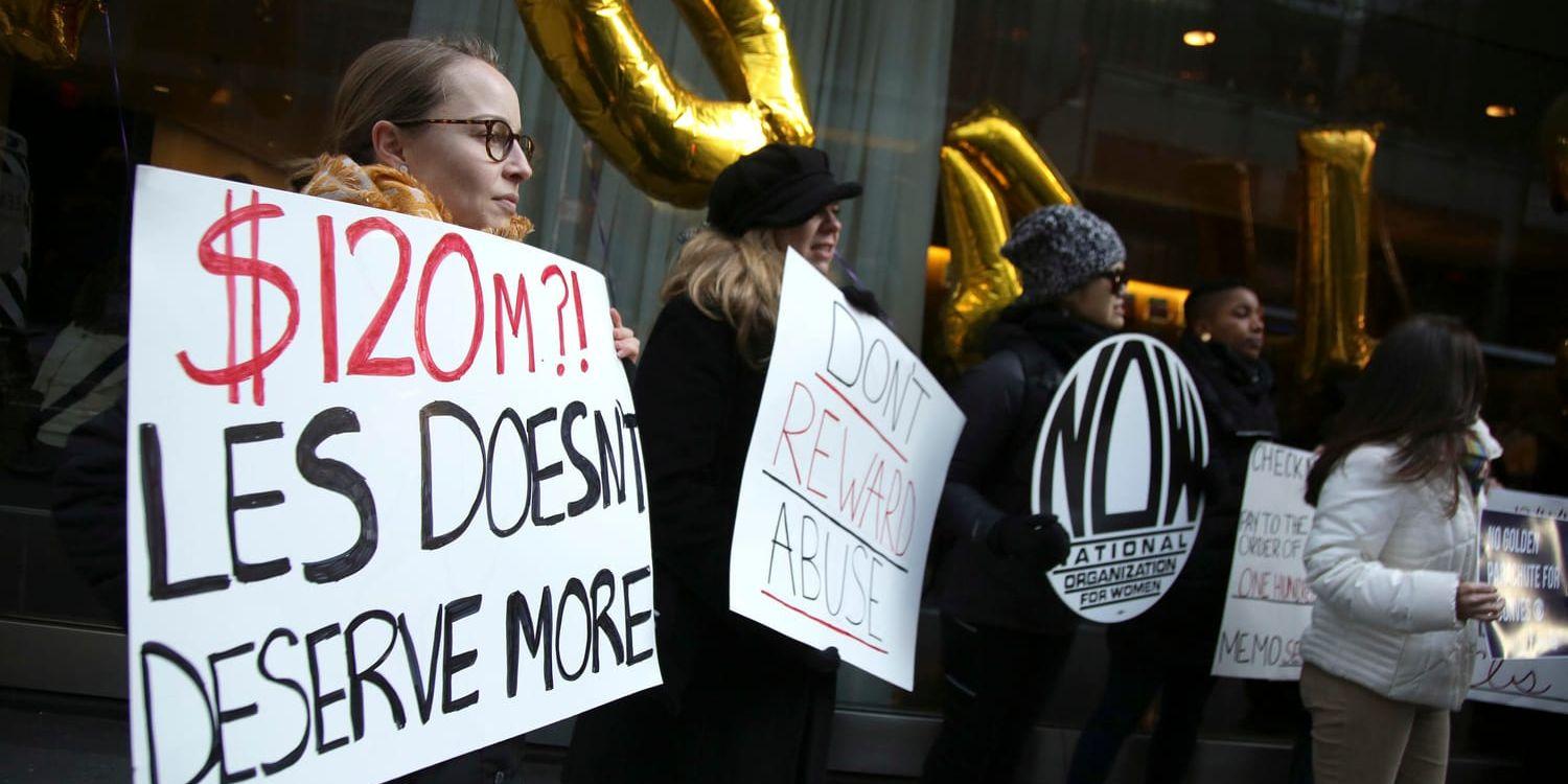 Demonstranter som kräver att Moonves straffas, utanför CBS lokaler i New York. Bilden är från förra veckan.