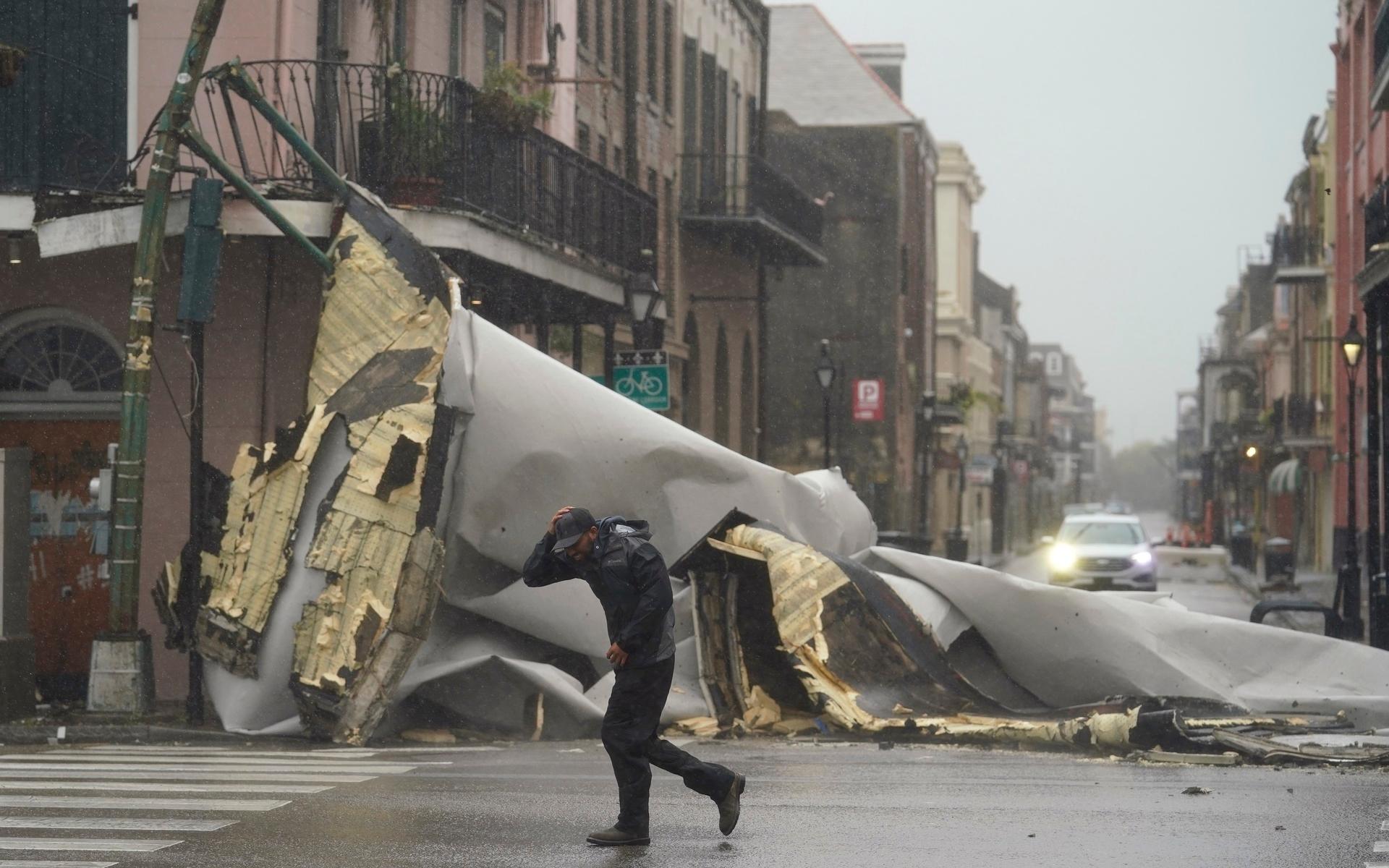 En del av ett tak blåste ned från en byggnad i de franska kvarteren i New Orleans efter att orkanen Ida slagit till.