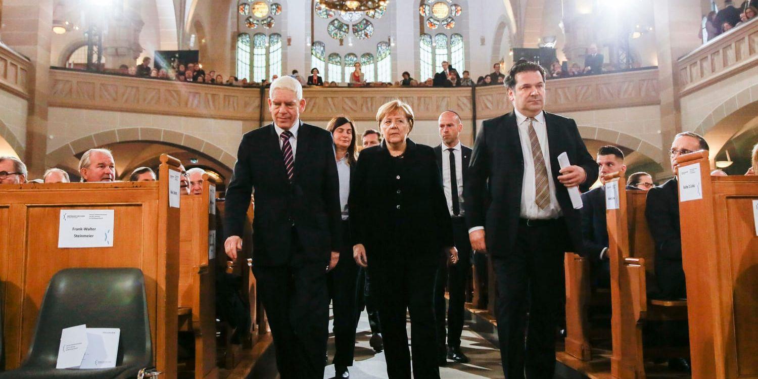 Tysklands förbundskansler Angela Merkel flankerad av Judiska centralrådet i Tysklands ordförande Josef Schuster (till vänster) och Gideon Joffe, ordförande för Berlins judiska församling (till höger).