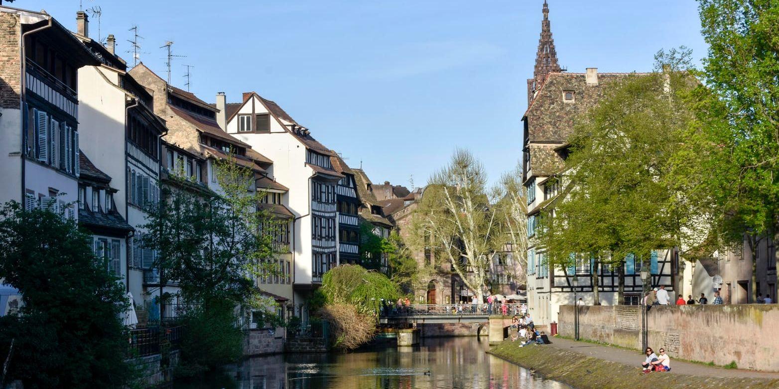 Vårvärmen får invånarna i östfranska Strasbourg att njuta längs kanalerna. Hit åker EU-parlamentets ledamöter minst en gång i månaden. Arkivfoto.
