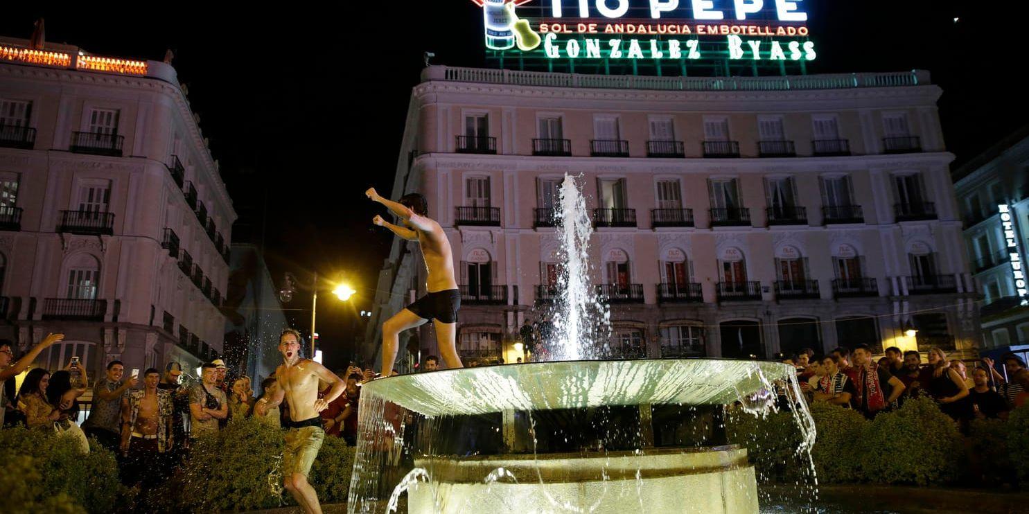 Liverpoolfans firar över hela Europa. Här intar de en fontän i Madrid.