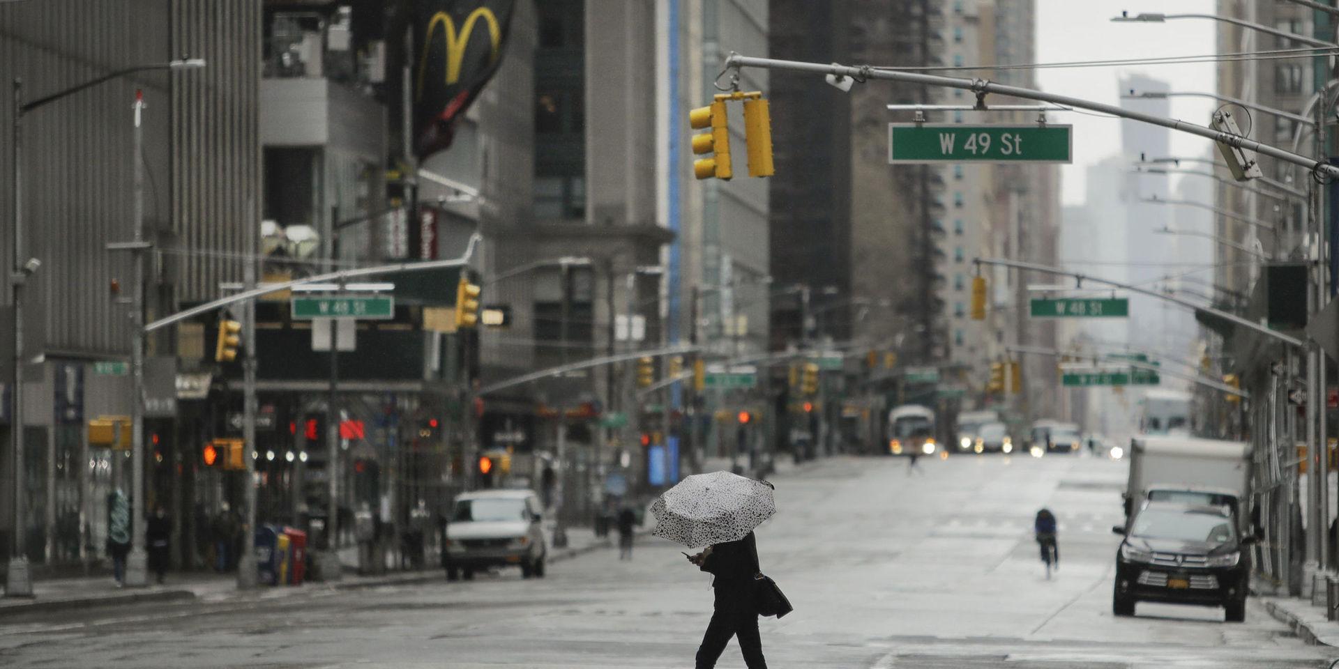 Ett närmast öde Sixth Avenue på Manhattan i New York under fredagen.