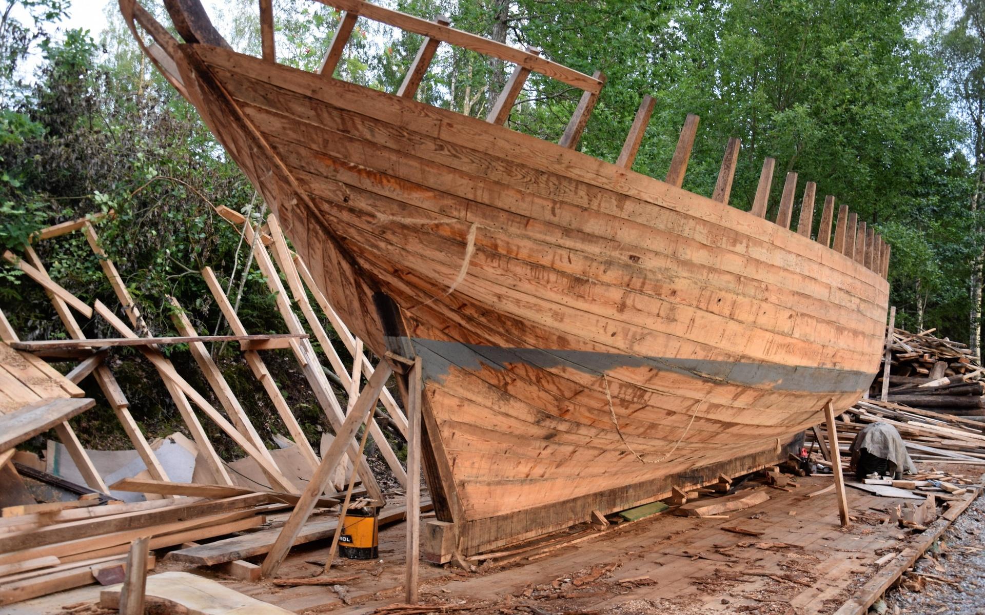 När den 13 m långa båten blev liggande i tio år efter det att skrovet färdigställts, hörde markägaren av sig och  Tomas Andersson tröttnade.