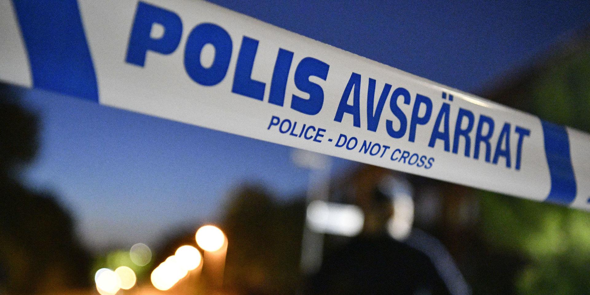 En man misstänks ha knivhuggit en anhörig i övre tonåren i Nacka kommun, öster om Stockholm. Arkivbild. 
