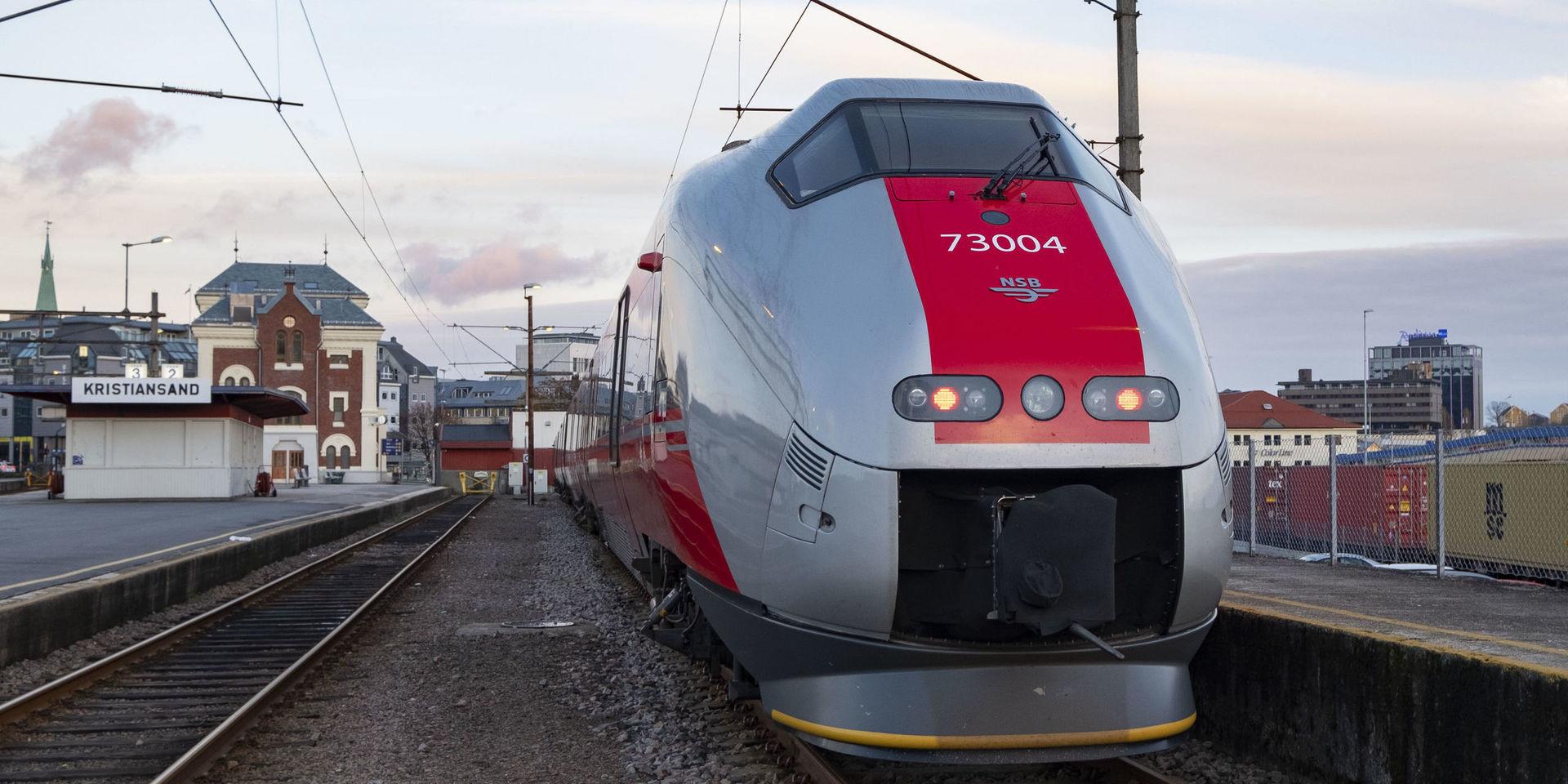 Ett NSB-tåg vid stationen i Kristiansand. NSB och Nettbuss ska byta namn till Vy, något som kommer att kosta 280 norska miljoner. Samtidigt sker en reform där Norge öppnar upp för privata tågbolag. 