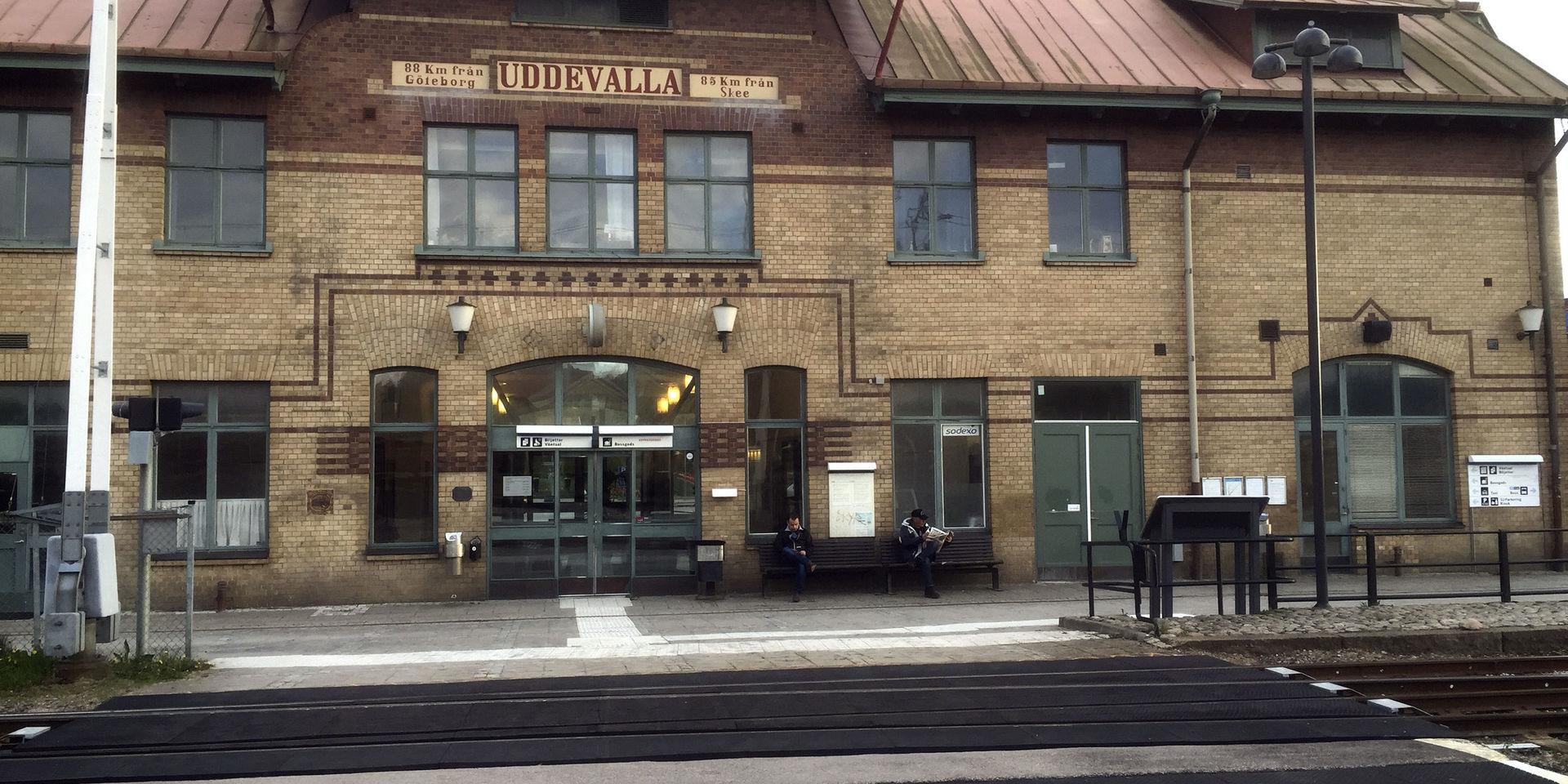 Uddevalla central centralstation centralen centralstationen tåg järnväg Västtrafik Trafikverket räls bom bommar pendling pendlare