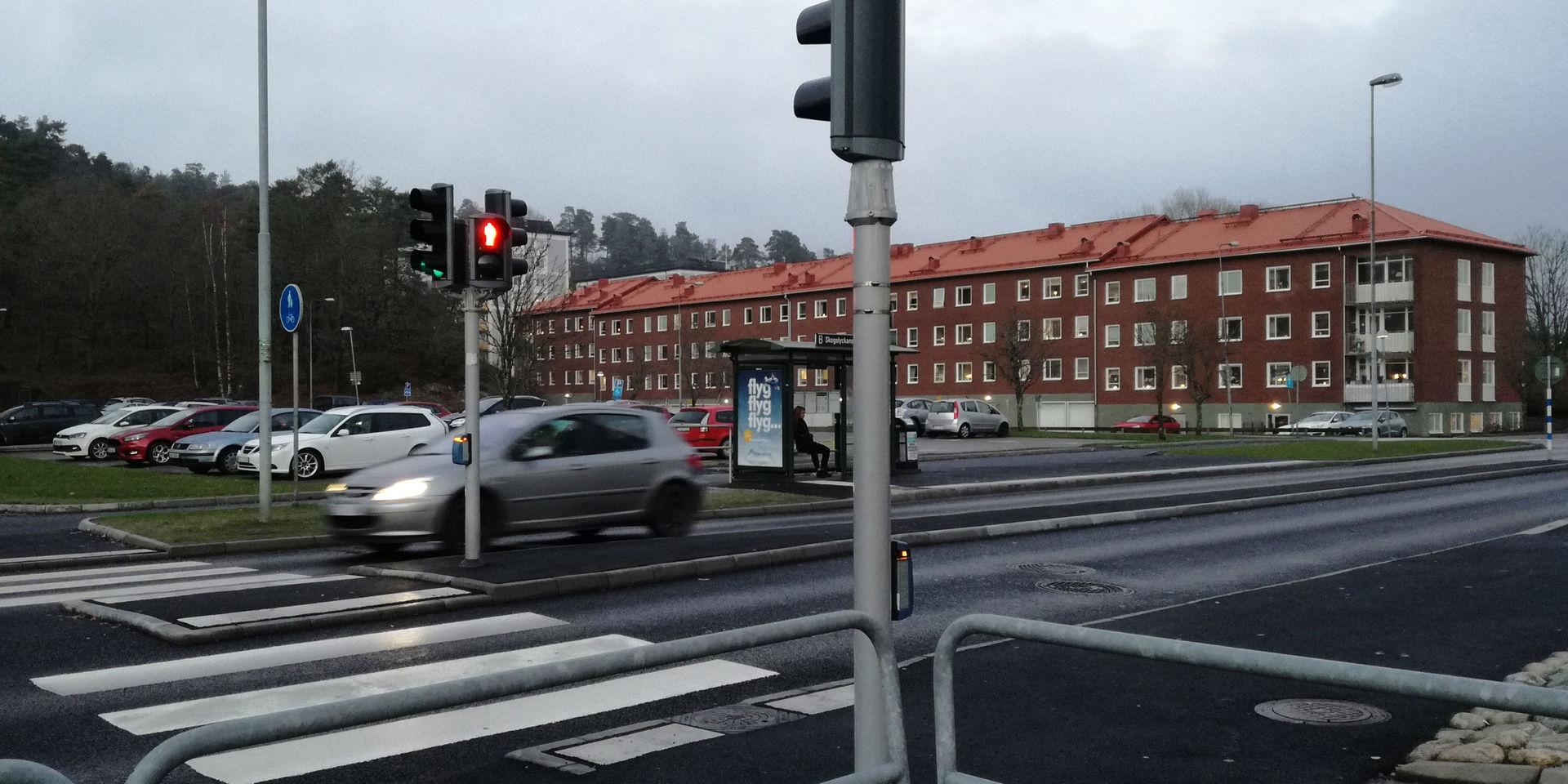 Insändarskribenten anser att busshållplatsen vid Skogslyckan har blivit en trafikfara. 