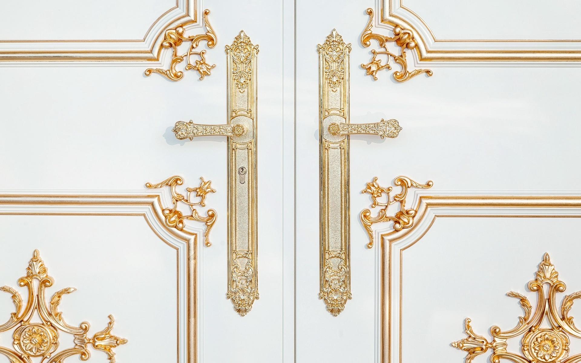 Att ägaren älskar guld märks överallt. Då bland annat handtagen och dekorationen på dörrarna är guldfärgade.