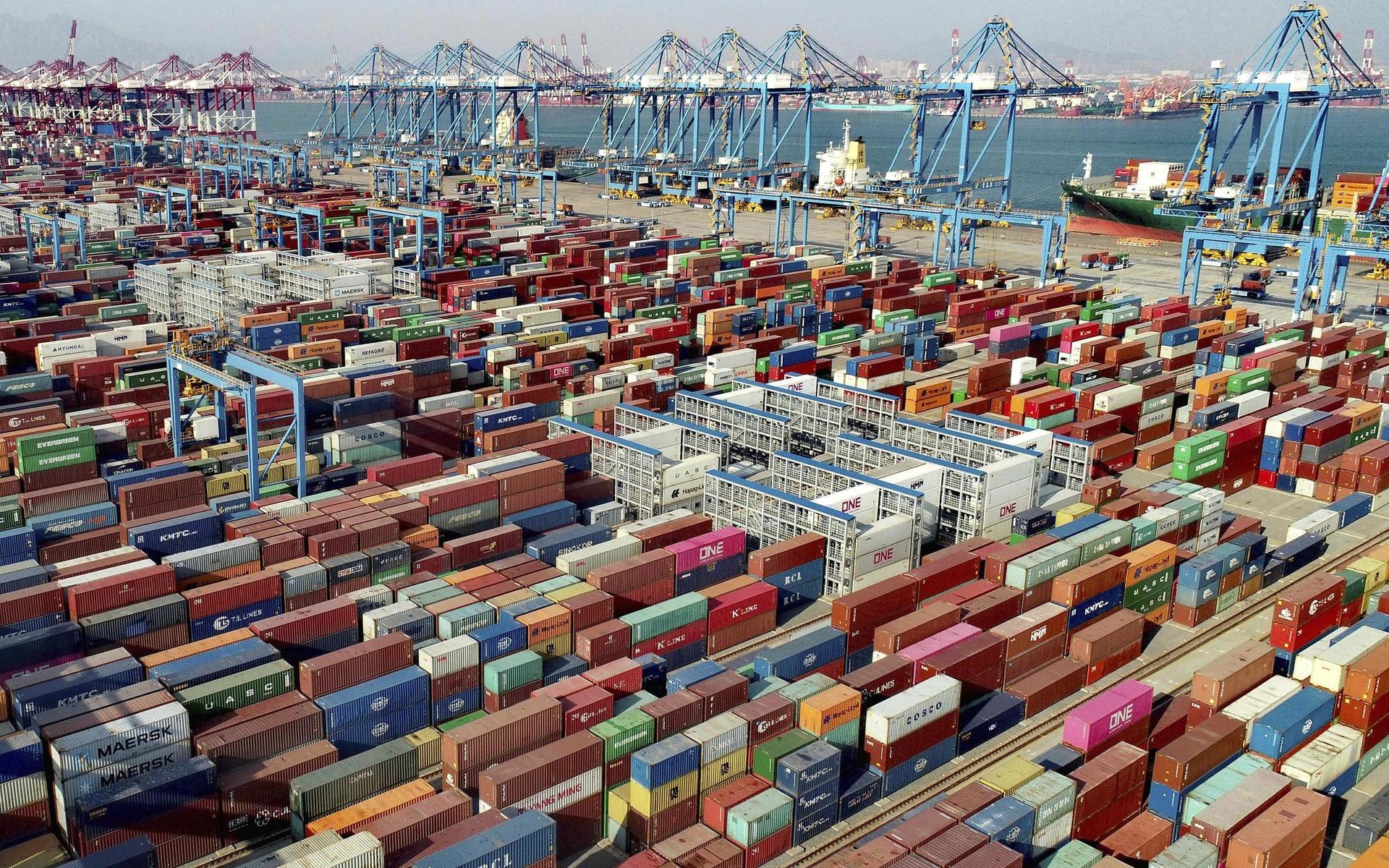 Containerhamnen i kinesiska Qingdao, där världens snabbaste tåg nu har färdigställts.