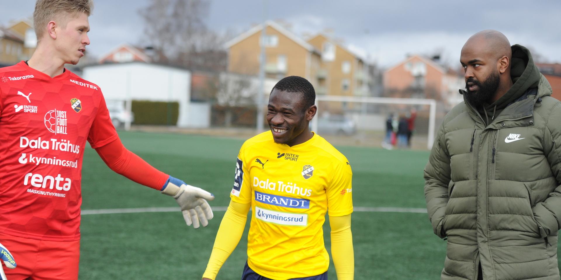 Uba Charles har skrivit ett kontrakt över säsongen med Ljungskile SK.