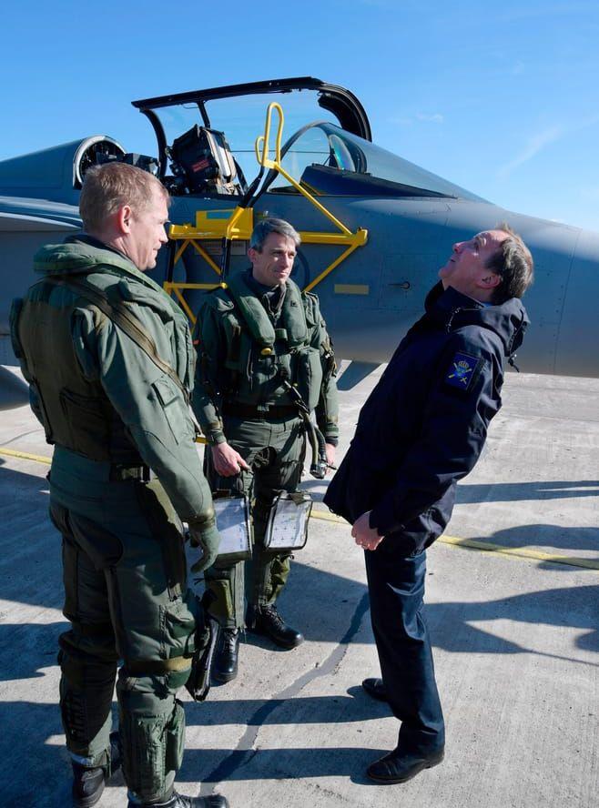 Statsministern eskorterades av två Jas Gripen och fick en förevisning av flygvapnet. Bild: TT