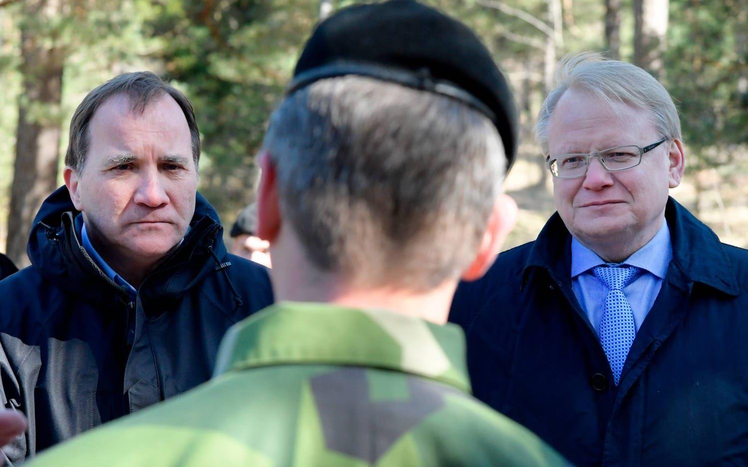 Stefan Löfven talade med svenska soldater vid Tofta skjutfält. Bild: TT