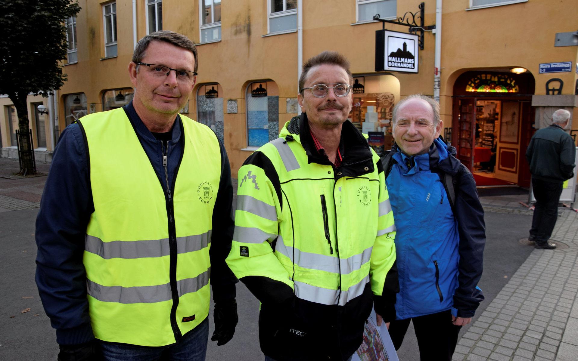 Niklas Karlsson och Stefan Björling ledde stadsvandringen i centrtala Uddevalla. Här står de tillsammans med Ulf Johansson som ville veta mer om planerna i centrum.