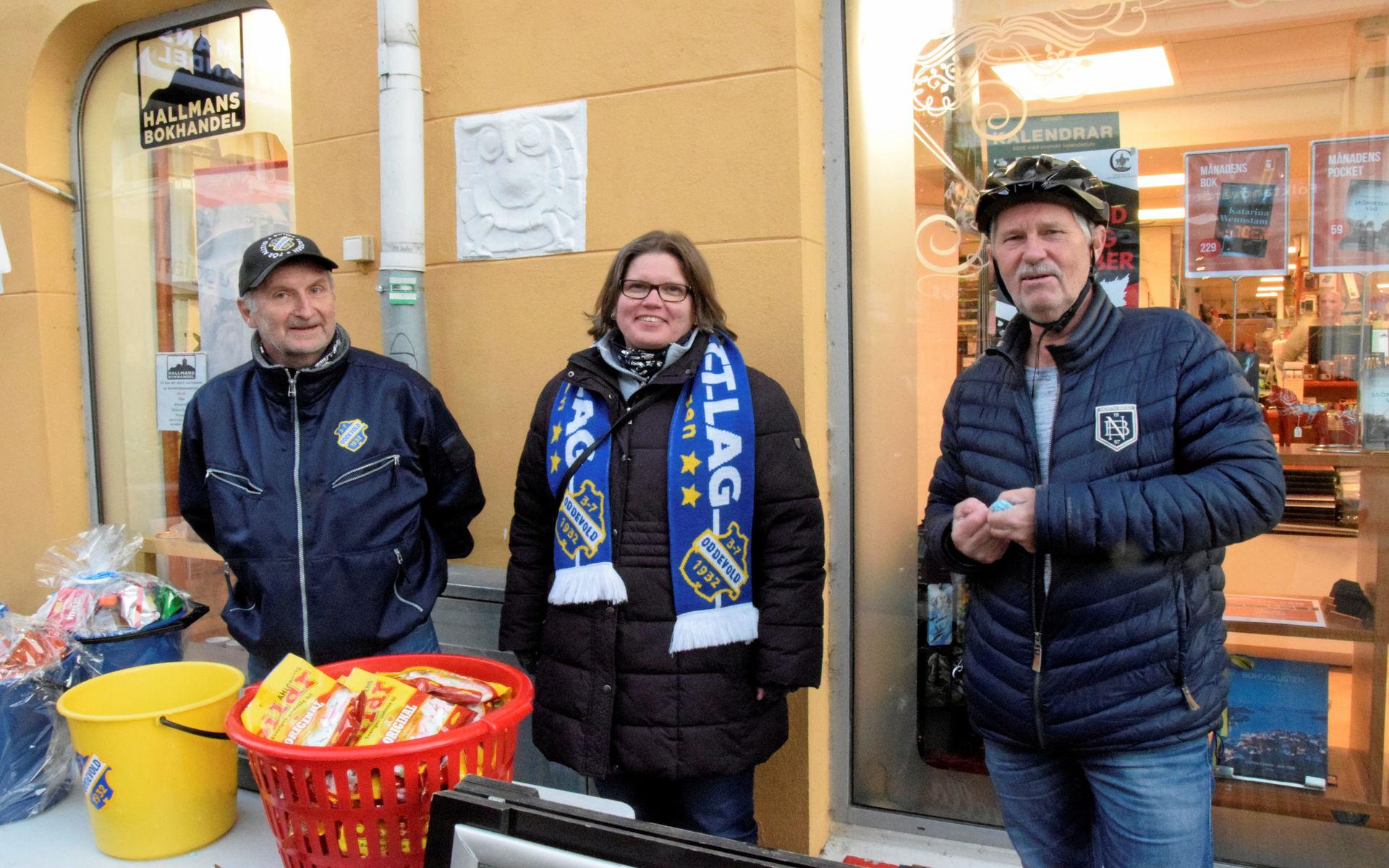 Bert Nestorsson, Susann Sannfjäll och Stellan Sundberg sålde lotter för Oddevolds supporterklubb Bohus bataljon