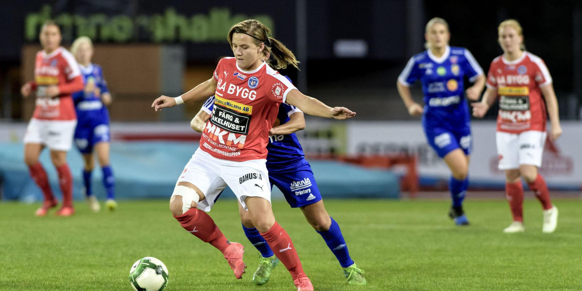 Lidköpings FK i Elitettan ville värva Anna Holmqvist till den här säsongen, men hon valde att stanna i Rössö. I lördags visade hon fin form borta mot IF Böljan. 