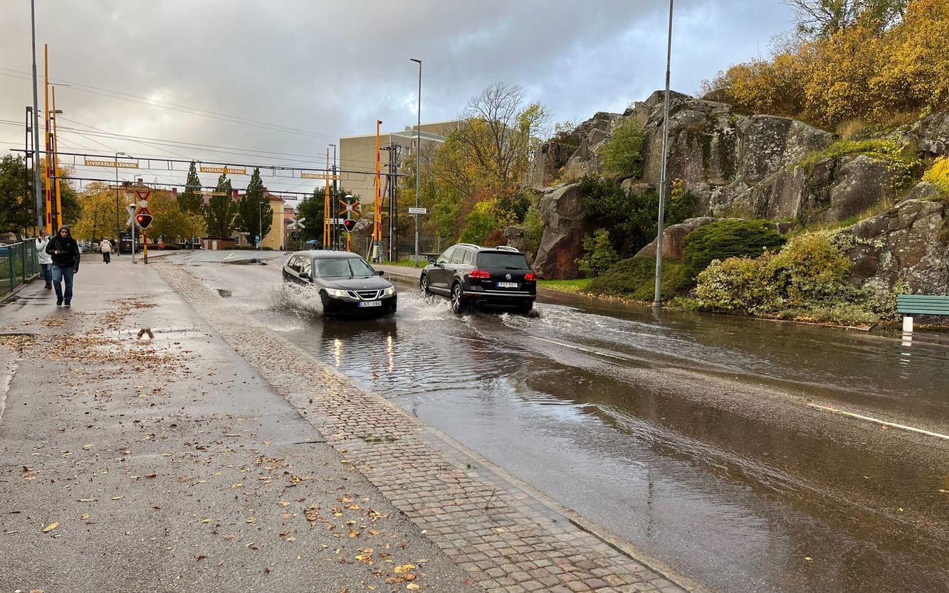 Eftermiddagens störtregn har skapat översvämningar på flera gator i Uddevalla.
