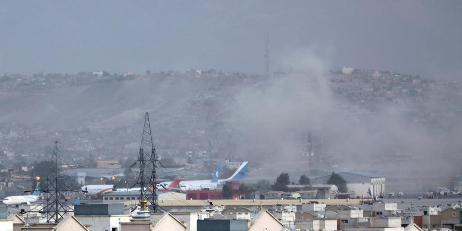 Rök stiger från Kabuls flygplats efter torsdagens explosion.