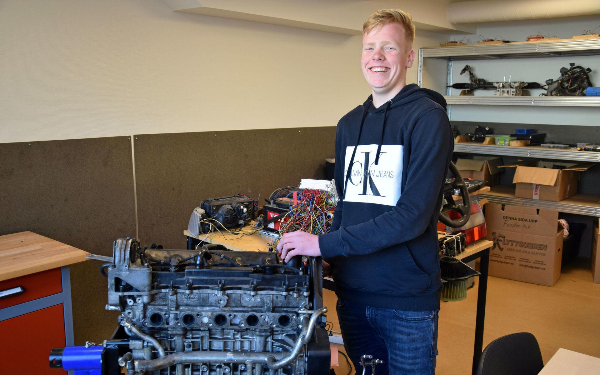 Sven Johansson från Brastad, går andra året på Lärlingsgymnasiets utbildning inom fordon och transporter och verkstad. 
