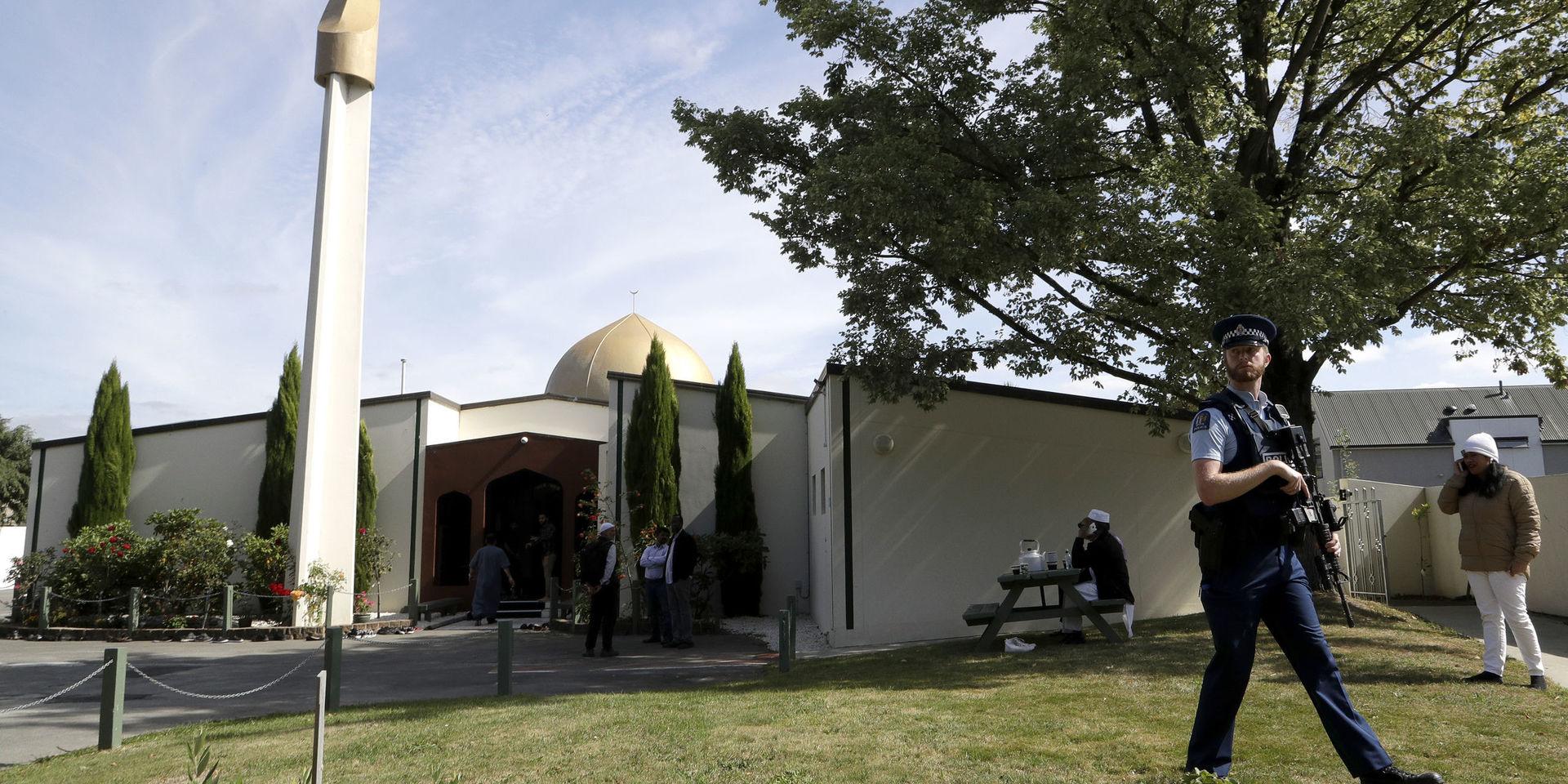 En beväpnad polis bevakar en av de moskéer som attackerades i Christchurch. Arkivbild. 