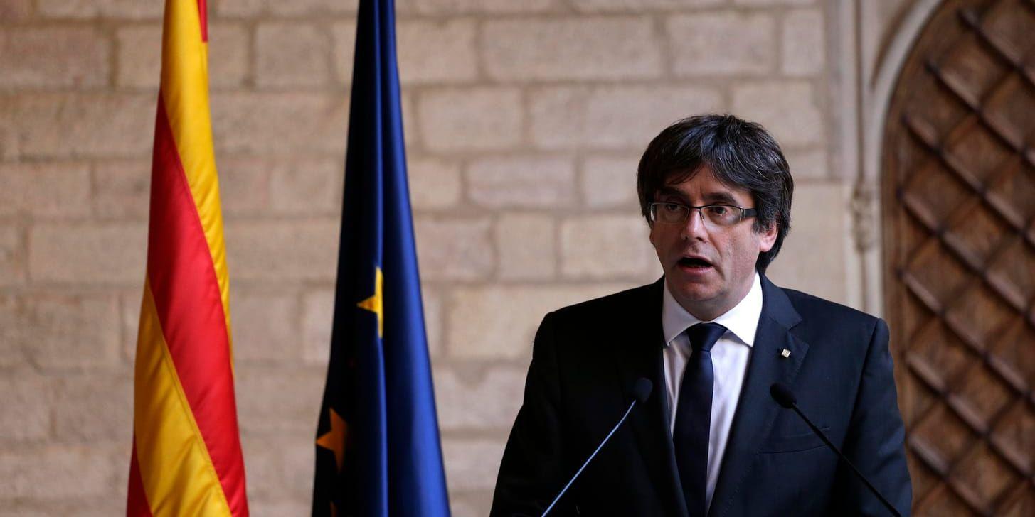 Kataloniens regionpresident Carles Puigdemont meddelar i ett flera gånger uppskjutet tal att han avstår från att utlysa nyval.