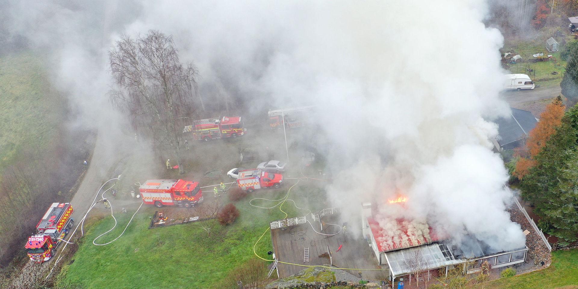 En person har förts till sjukhus efter en kraftig villabrand i Stenungsund. Huset går enligt räddningstjänsten inte att rädda.