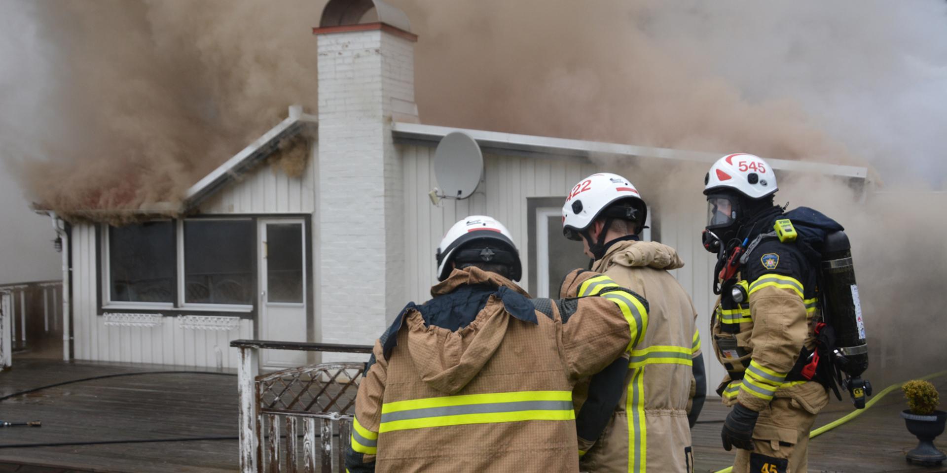 Räddningstjänsten släcker en villabrand i Stenungsund.