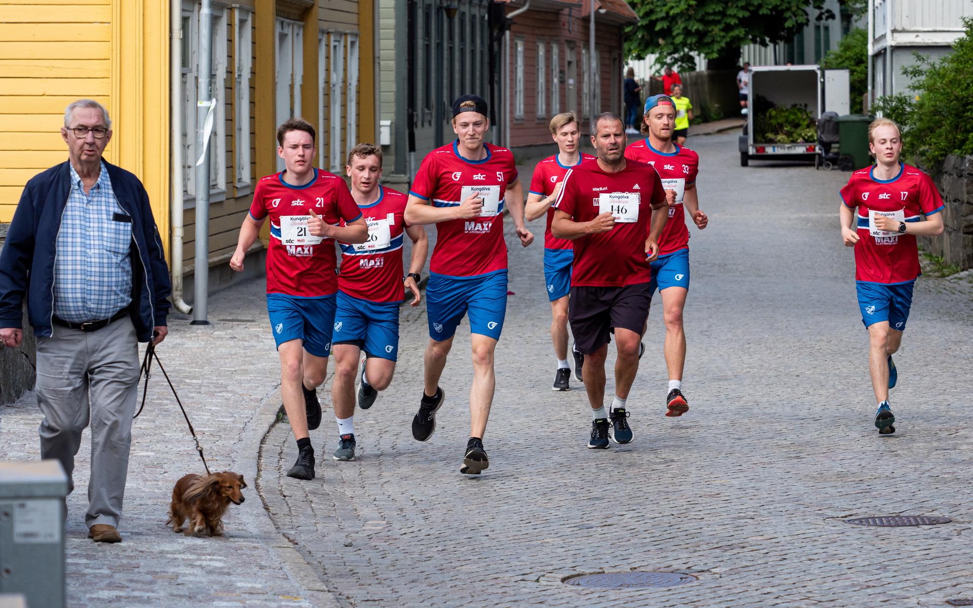 IFK Kungälv-truppen var så pass nedtränade efter besöket i Alebacken att gänget passerades av en man med hund på Västra gatan.