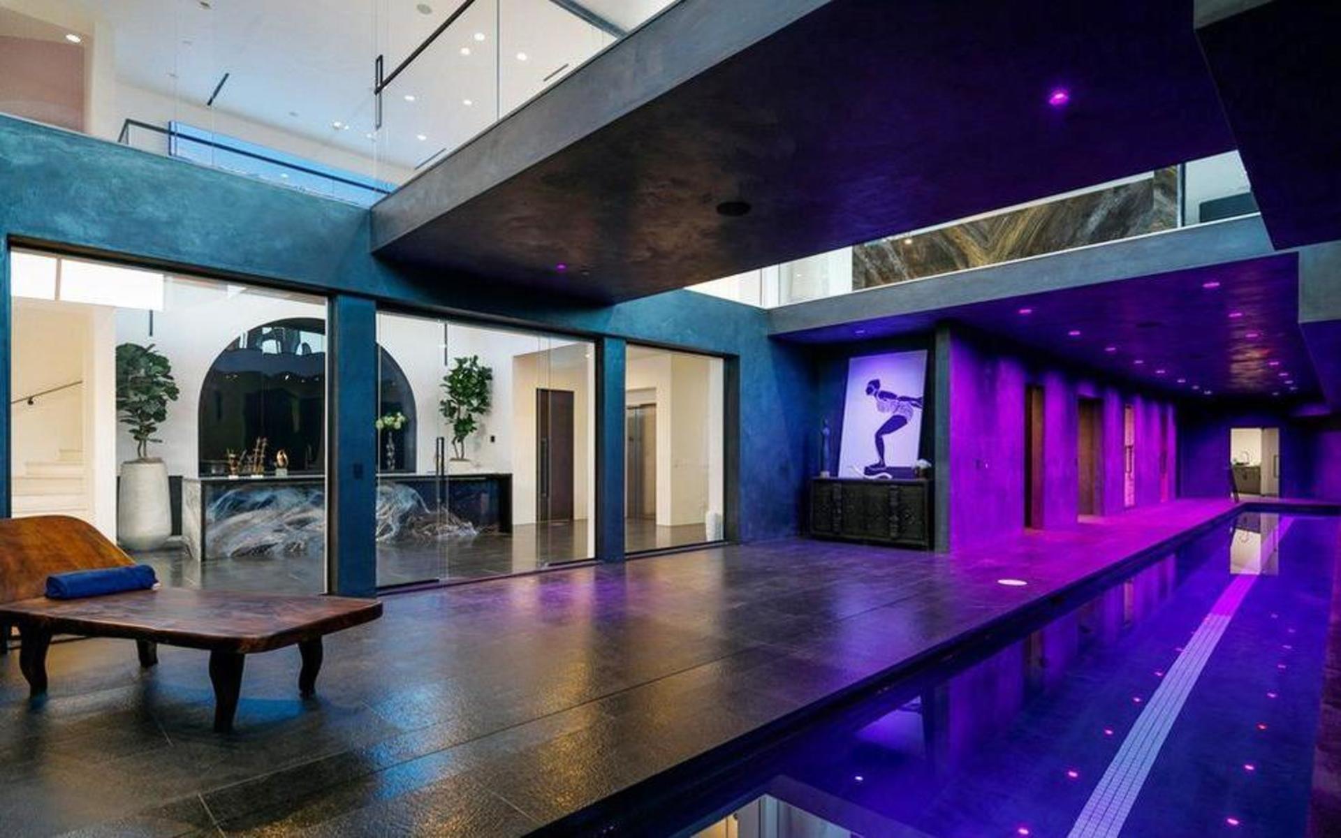 Förutom pool kan ägaren njuta av ett bastubad, ett ångrum, ett stort gym omgärdat av speglar.