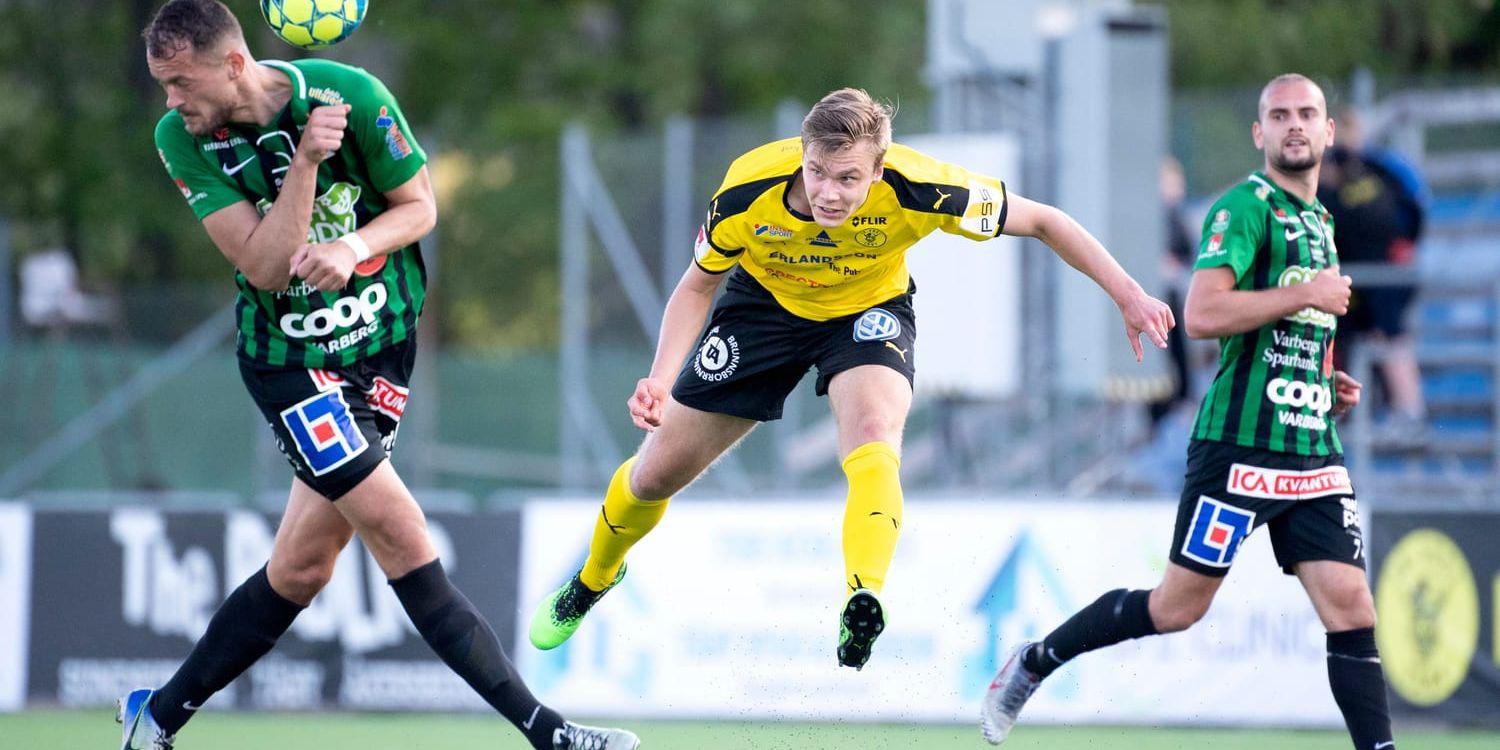 Marcus Degerlund i Frejs gula tröja. I derbyt mot AIK kan mittbacken starta för Hammarby.