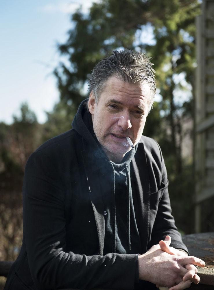 Skådespelaren, regissören och musikern Thorsten Flinck fotograferad vid sitt hus inför 55-årsdagen 2016.