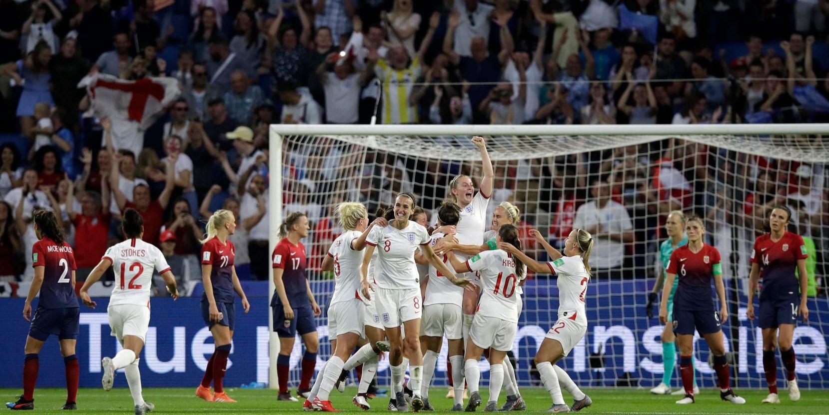 England firar att Lucy Bronze gjort 3–0 i kvartsfinalen mot Norge.