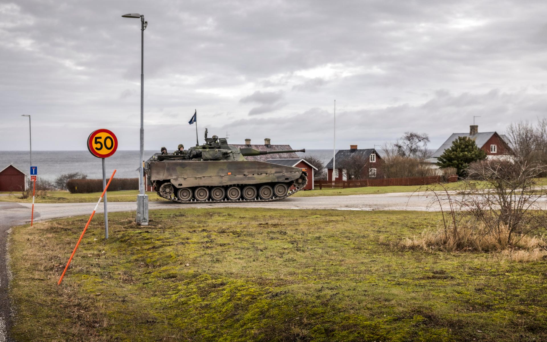 Svensk militär patrullerar en gata i Visby i januari 2022. 