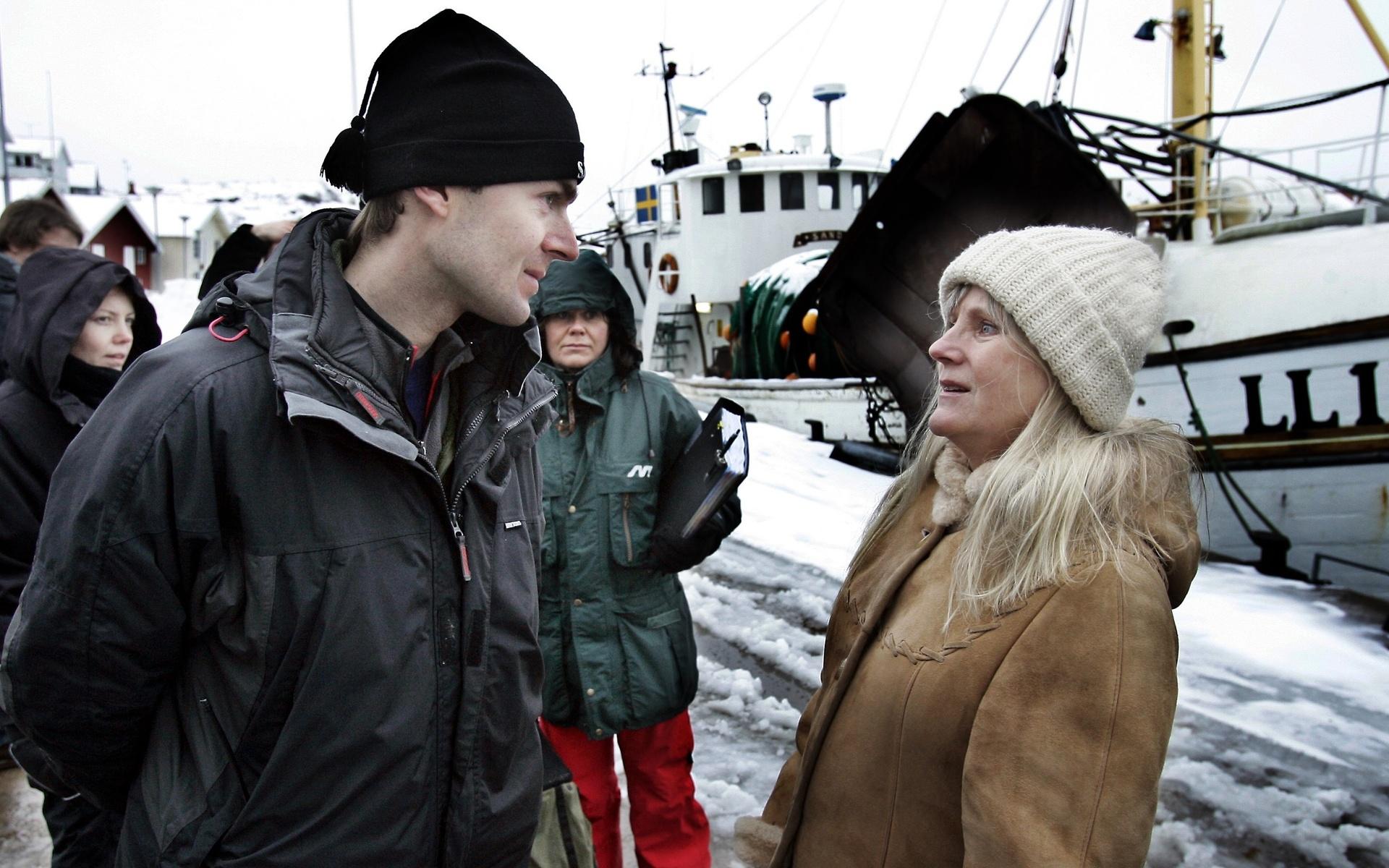 Inspelningar av Saltön i Grundsund 2005, Ulla Skoog pratar med produktionsledare Daniel Andersson