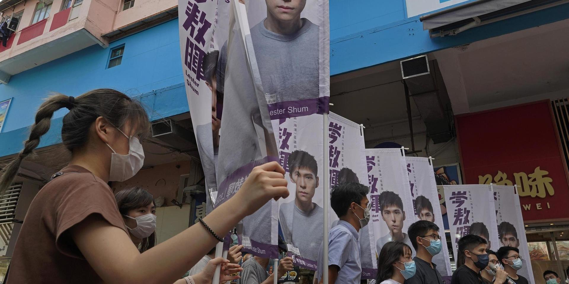 Hongkong-aktivisten Joshua Wong, för demokratirörelsen, demonstrerade mot den nya säkerhetslagen. Nu har den klubbats igenom i folkkongressen. Arkivbild. 