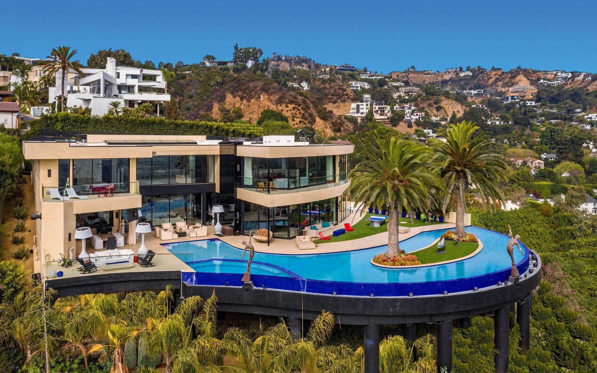 Det 1 600 kvadratmeter stora huset i Los Angeles ägs av det framgångsrika paret Bruno och Kyara Mascolo, paret har blivit rika på hårdprodukter.